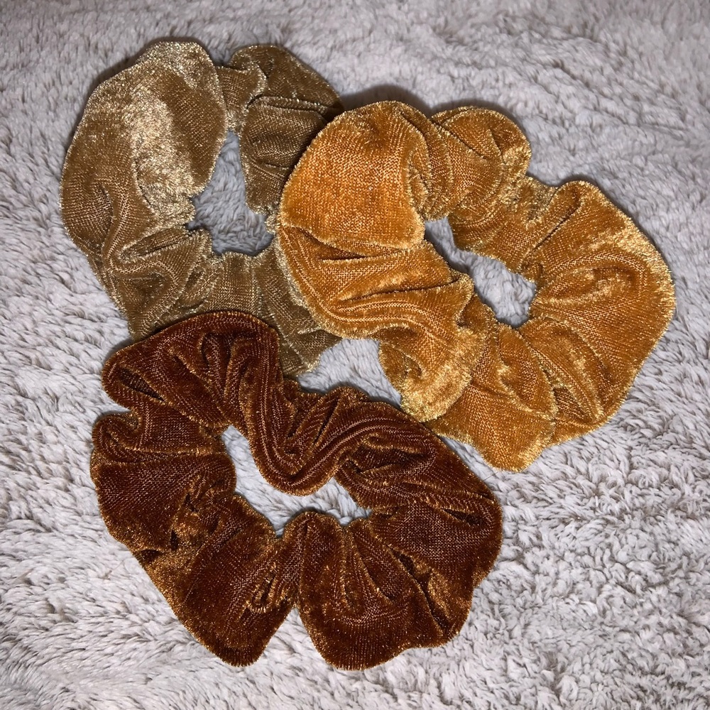 Three brown velvet scrunchies✨✨